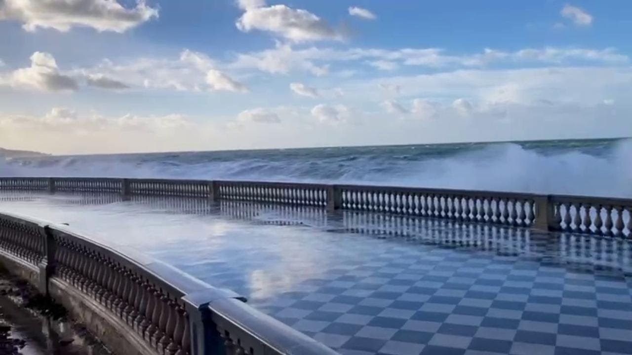 La mareggiata a Livorno: la forza delle onde sulla Terrazza Mascagni