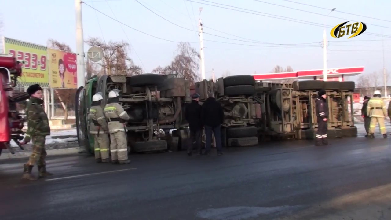 Большегруз перевернулся на повороте