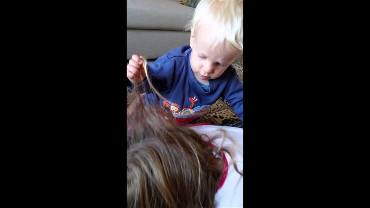 Alexander aged 9 month, Amelia aged 44 months