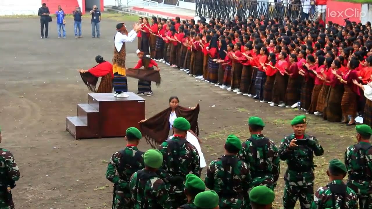 Paduan suara SMKN 1 Ende Upacara HUT ke-78.RI. dibawa Asuhan Kepala Sekolah Albertus Jao Ndu, S.Pd