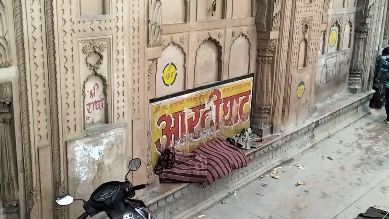 केशी घाट वृन्दावन यमुना जी पर भीड़ में साधु ने पकड़ा नागराज #vigyandharmsarkar #viralvideos #snack
