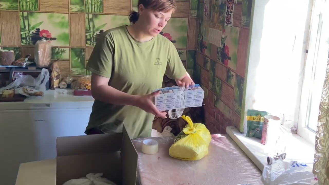 Збираю посилку військовому