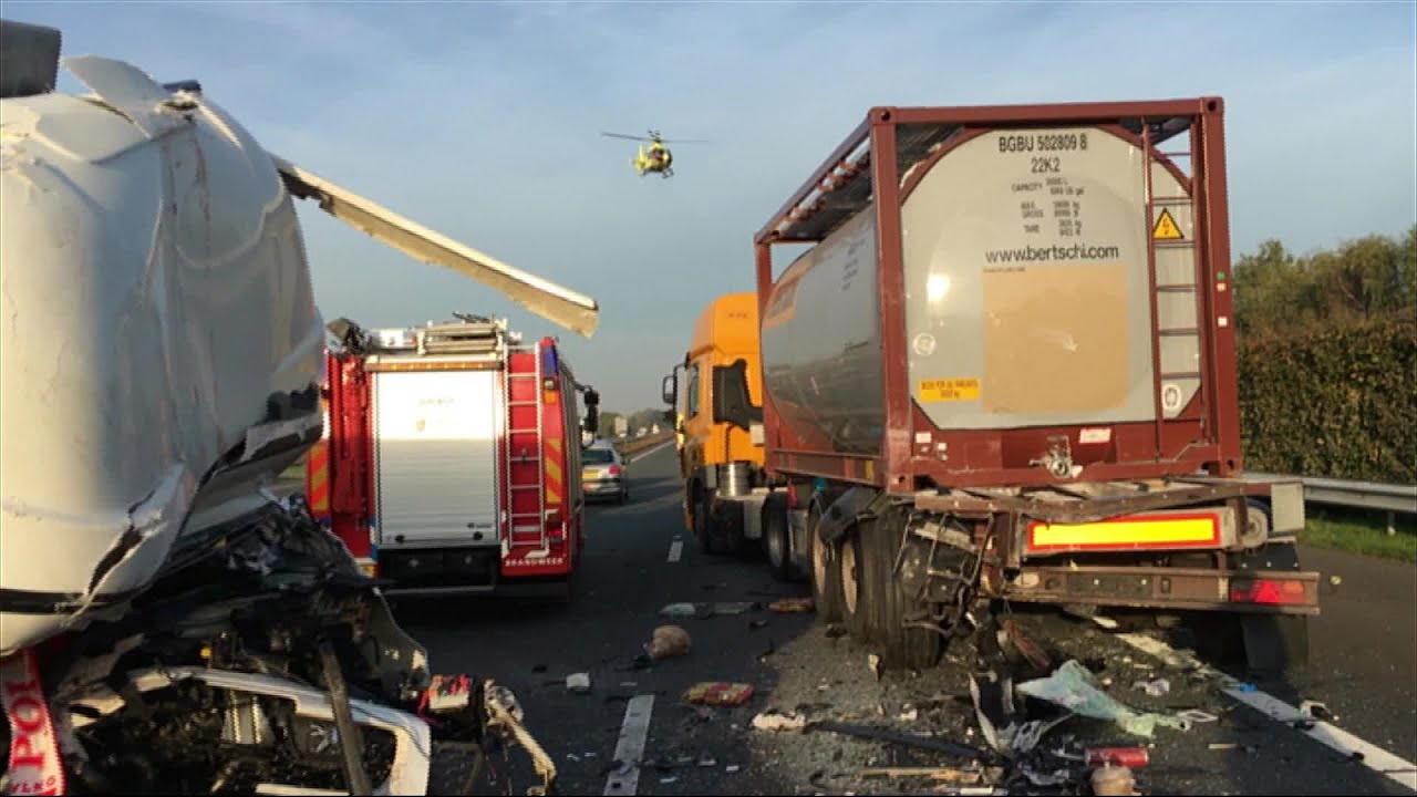 Drie ongelukken met zeven vrachtwagens op de A67
