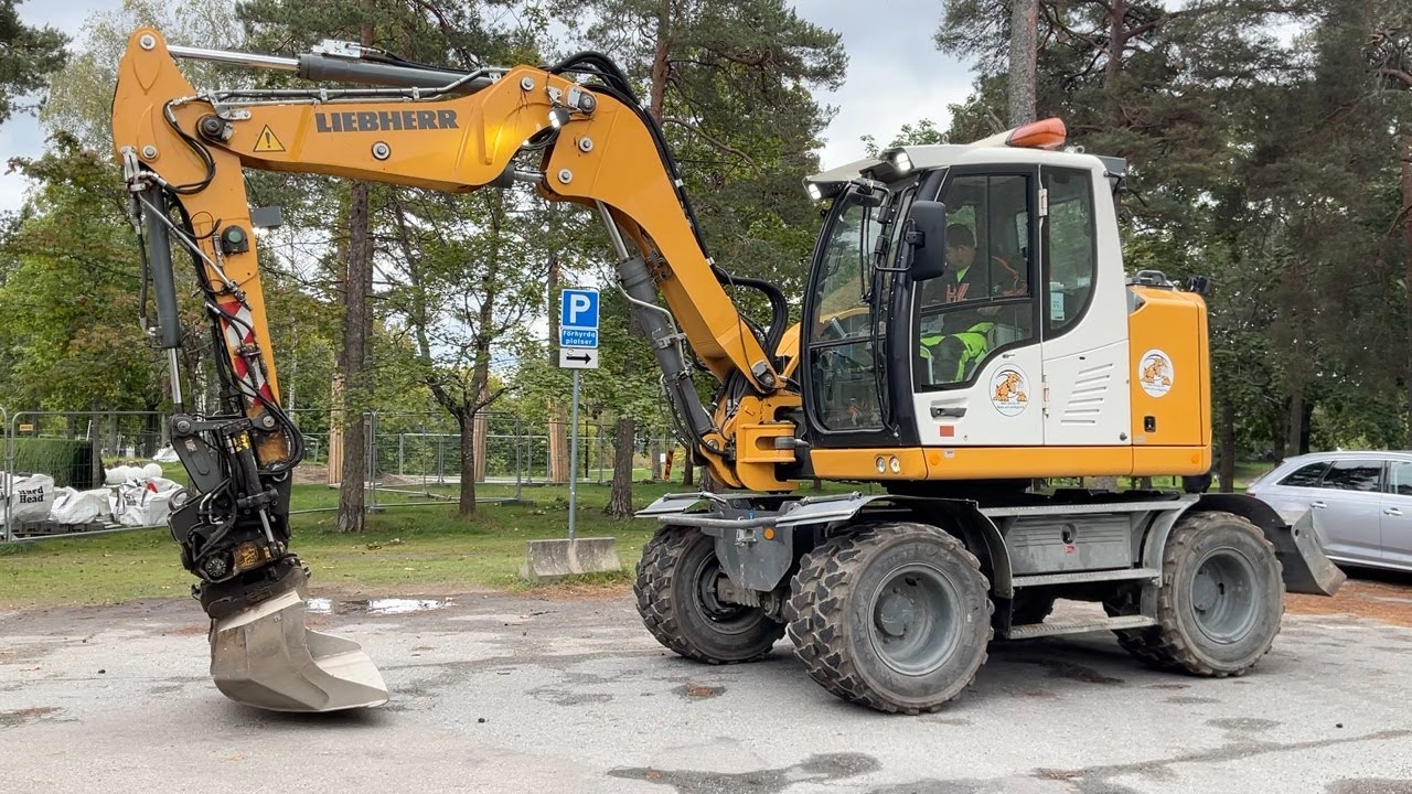 Köp Hjulgrävare Liebherr A 910 Compact Litronic med Engcon rotator och redskap på Klaravik