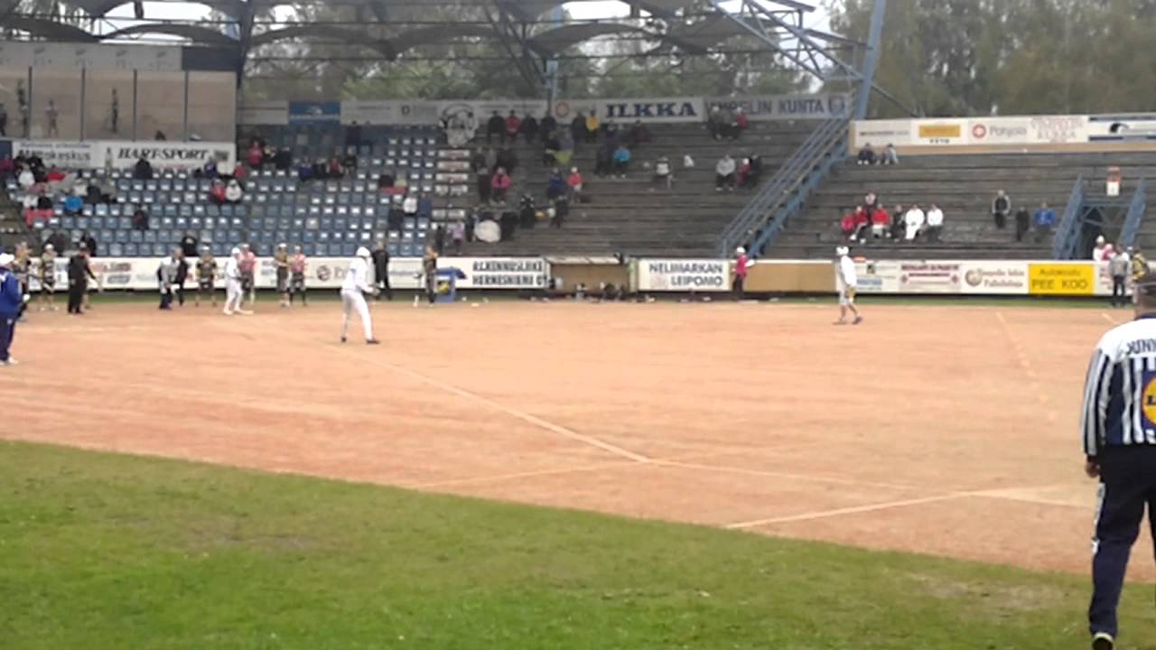 ViVe-Kpl A-junnut 2011.  Koppari hakee pallon joesta.