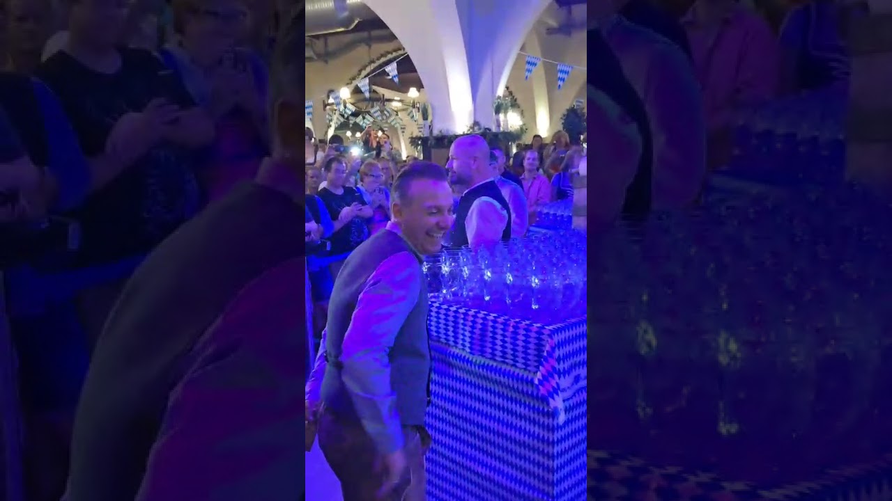 Fassanstich mit Tim Raue im berliner Hofbräuhaus. Carsten Speck kündigt Tim Raue an 