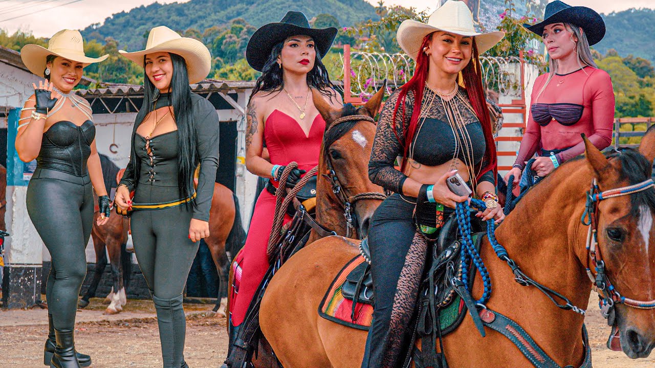 Desfile de Fin de Año a Caballo en COLOMBIA 🔥 Caicedonia - Valle 🐴