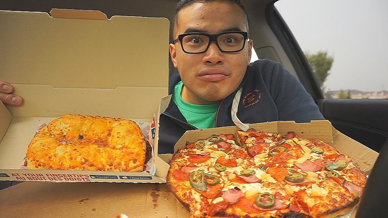 I got FREE DOMINO PIZZA!  MUKBANG | QT | Eating show