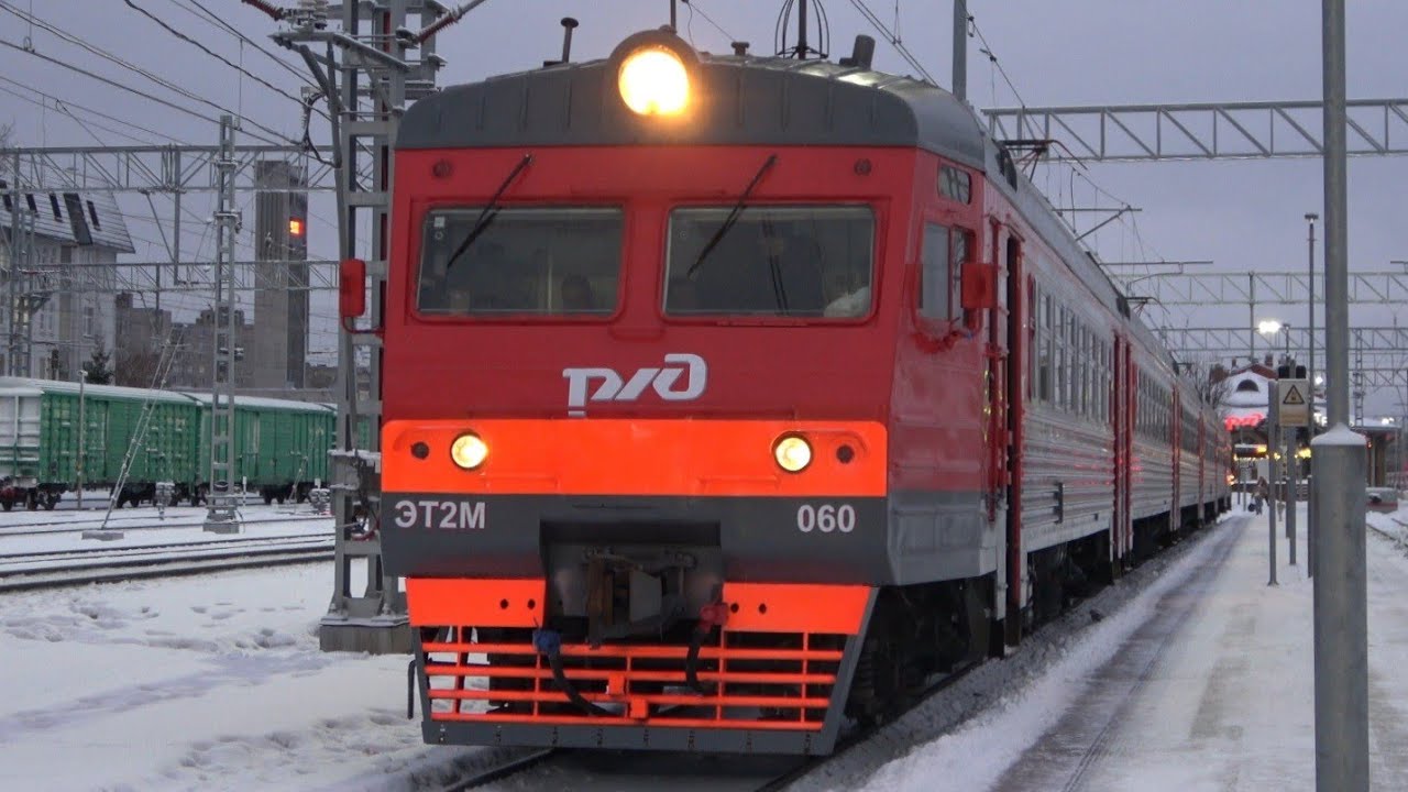 Электропоезд ЭТ2М-060 отправляется со станции Тверь
