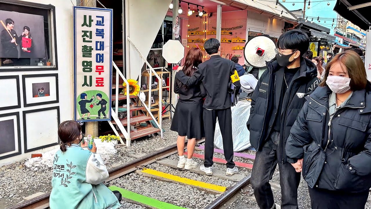 [4K] 주말 오후, 사람들로 북적이는 과거로의 추억 여행, 경암동 철길마을 걷기와 달고나 체험 - 군산여행