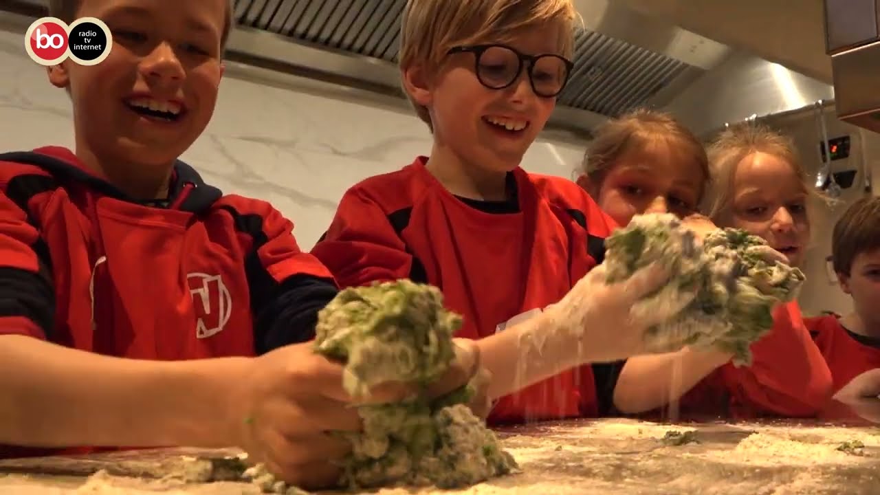 Leerlingen leren gezond koken: 'Deeg kneden is zo chill'