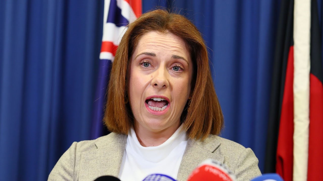 Federal government blasts Optus over triple-zero failure
