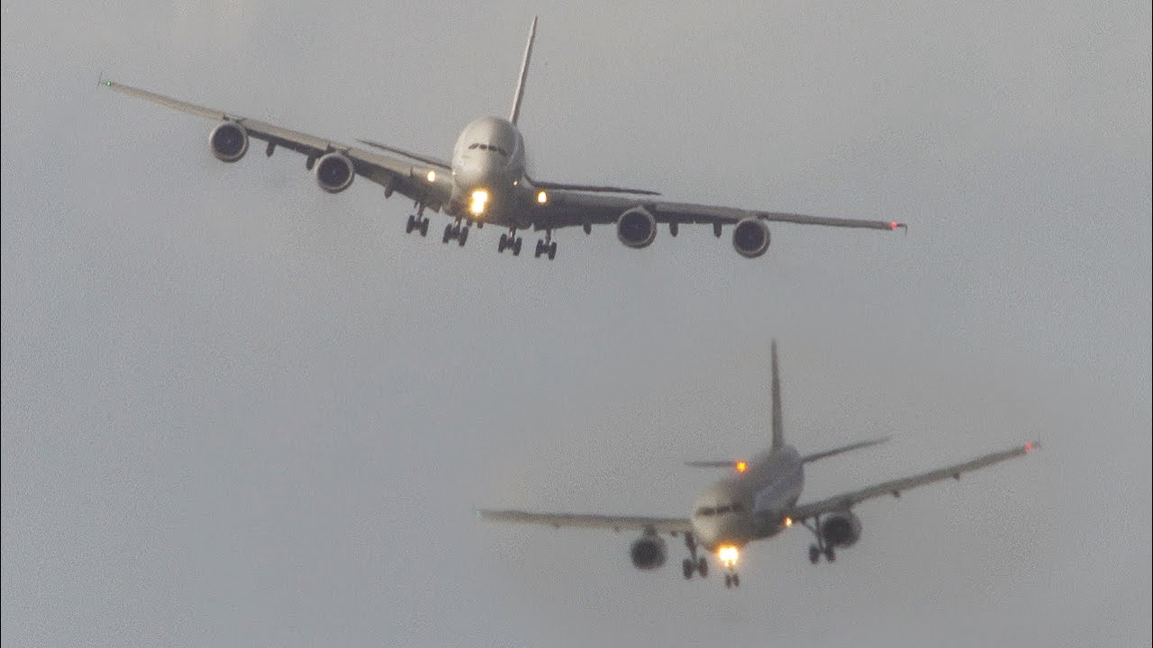 AIRBUS A380 GO AROUND + A320 WILD APPROACH with heavy WIND SHEAR during at STORM (4K)