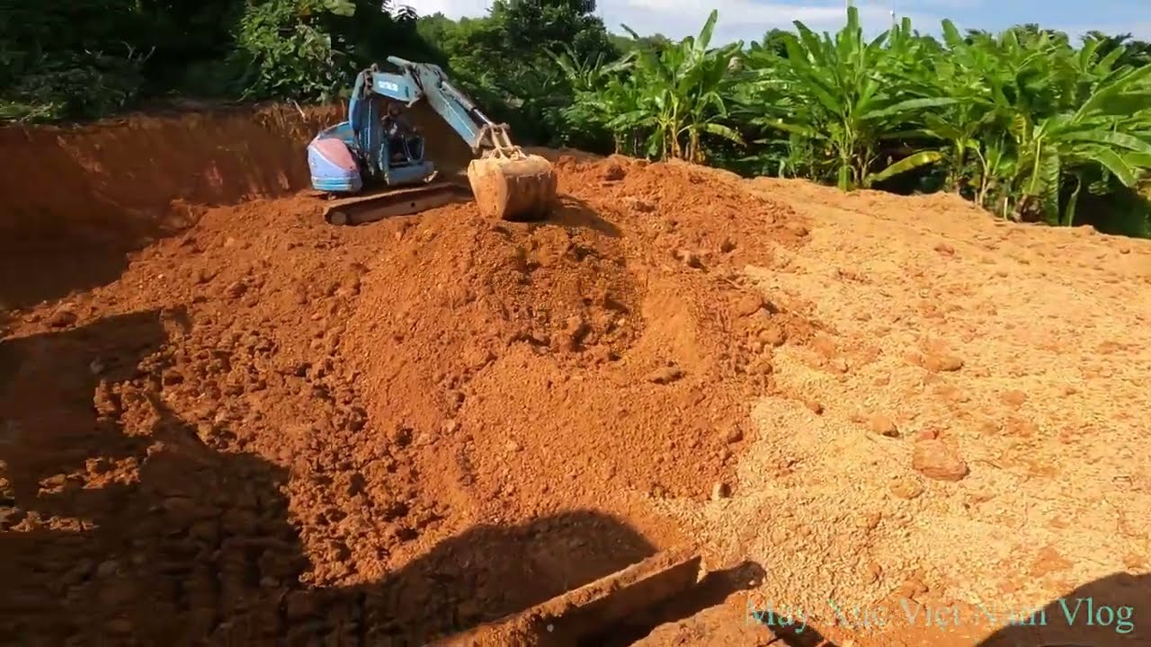 Máy Xúc Việt Nam Tập1782. Hai Máy Xúc Komatsu Pc 50-2 Cùng San Mặt Bằng. Đổ Bê Tông Nhà Sưởng Sơn