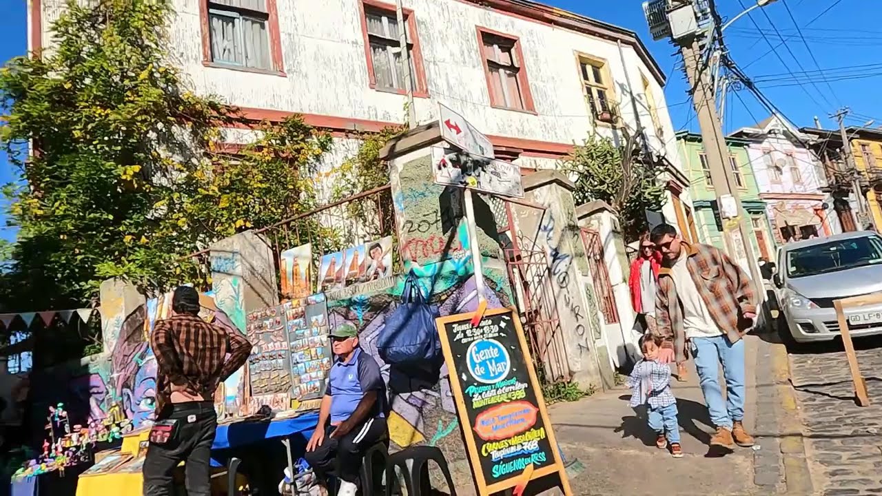 Caminando por Valparaíso #joyapacifico #valpo #puerto #patrimonio #UPO #Chile #walking #funicular