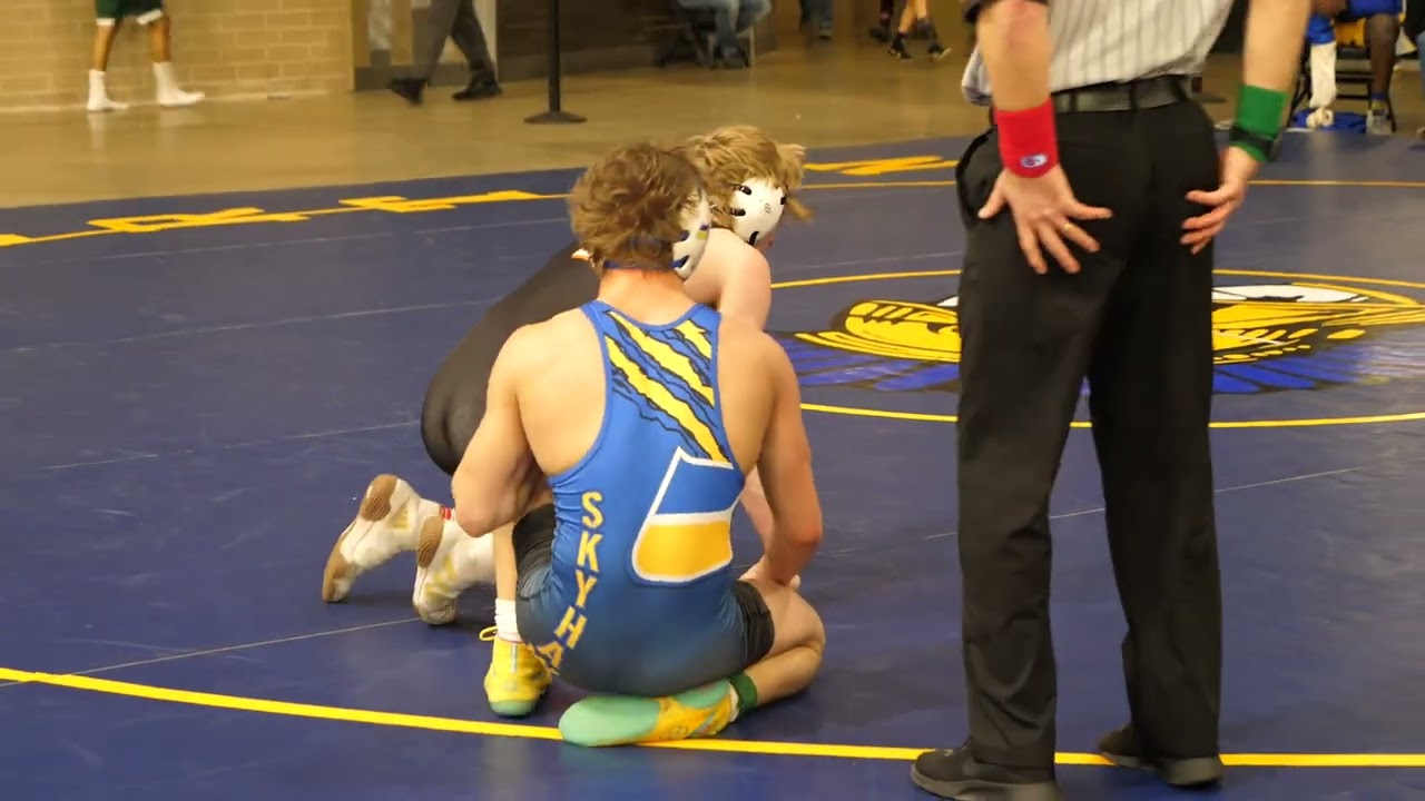 Cons. Round of 8 - Logan Hiller of Edwardsville [R] v Landon Johnson of Johnsburg [G] (132)