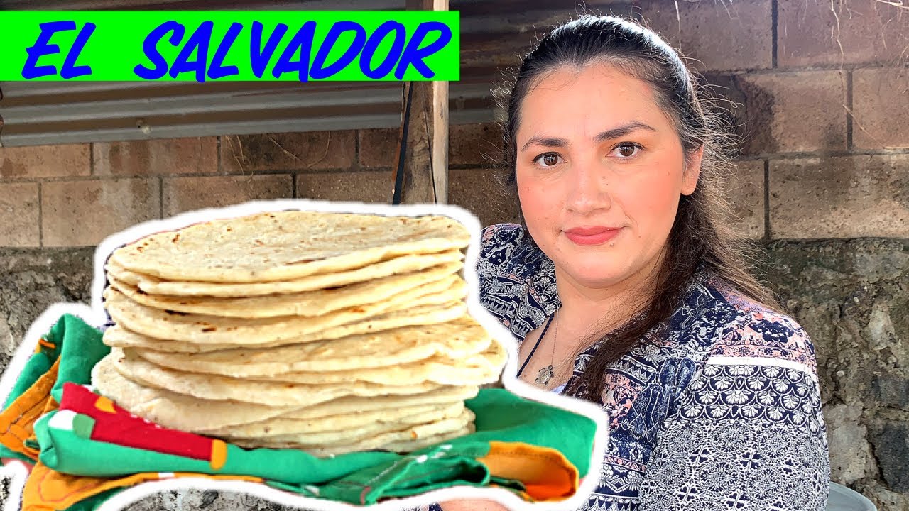 Comprando tortillas de maiz hechas a mano