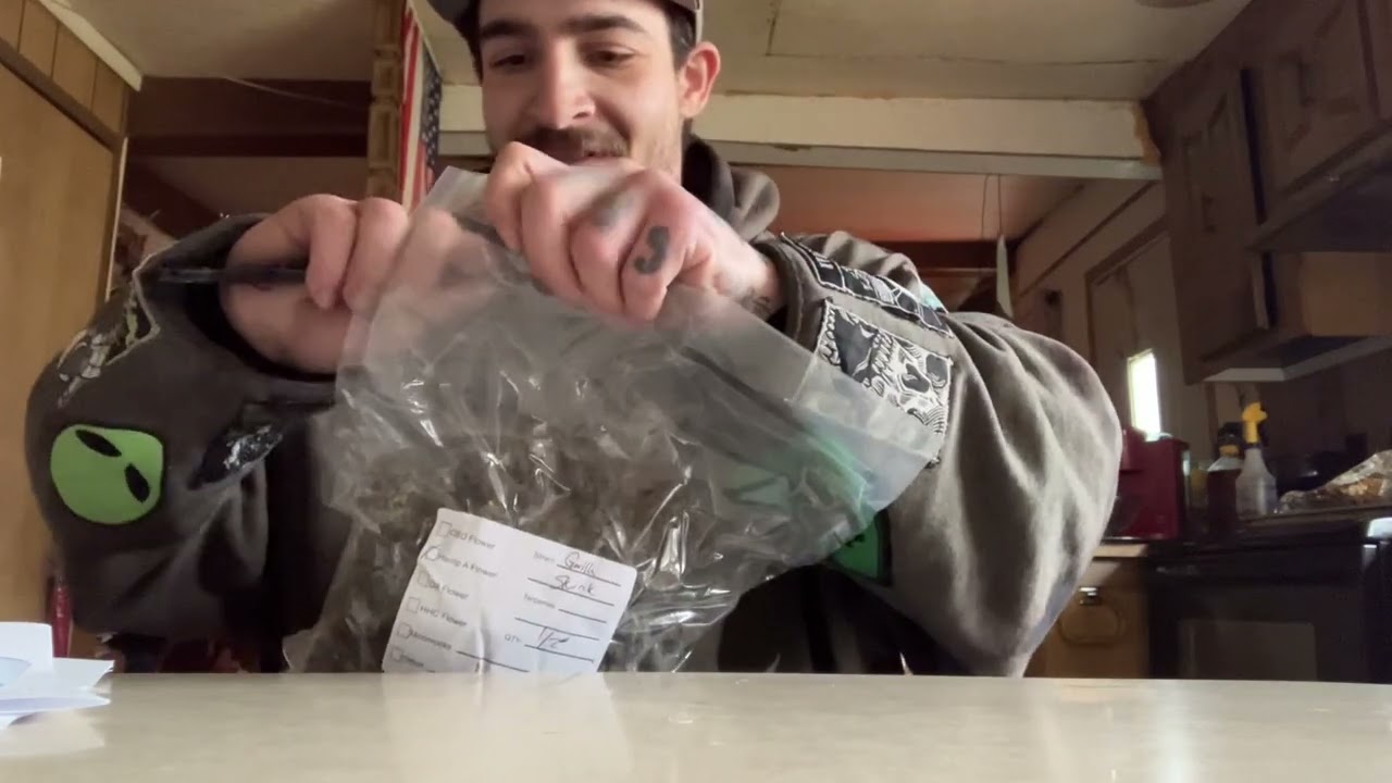 Bagzreveiw- Unboxing THCa gorilla skunk from discount pharms