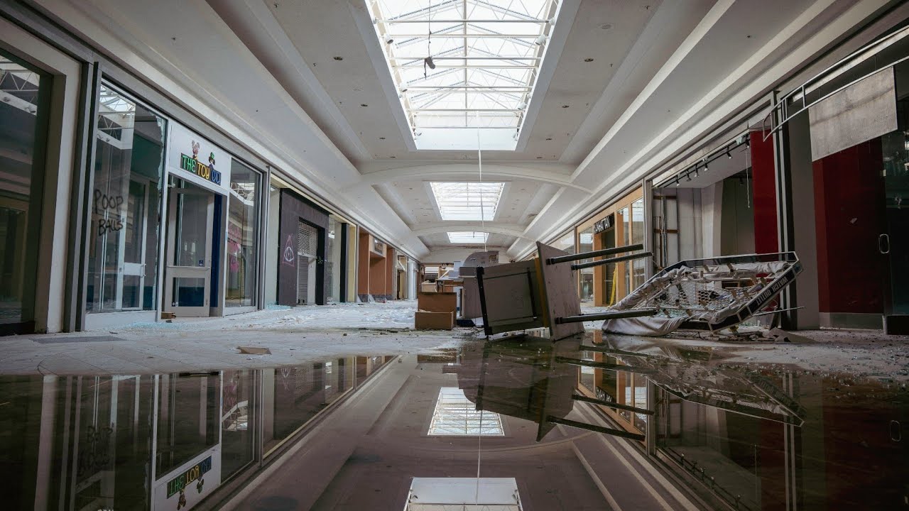 Exploring Abandoned Military Circle Mall