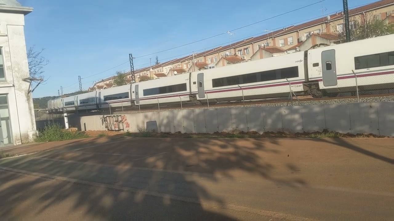 Alvia 00194 a su paso por C&aacute;ceres Tren Extremadura