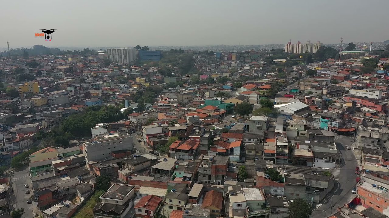 DRONE SOBREVOA FAVELA NO CAPÃO REDONDO