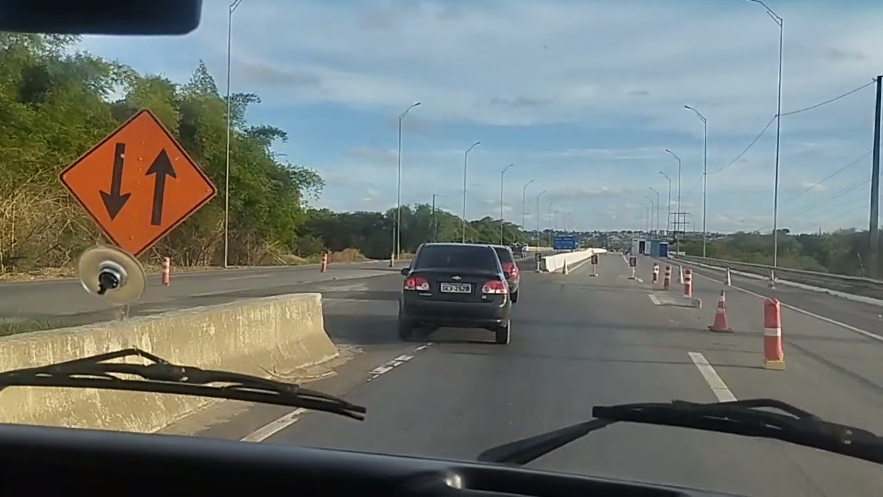 Kombi na estrada forga,a Kombi velha toda quebrada mais aguentou.br101 entre no canal tem mais vídeo