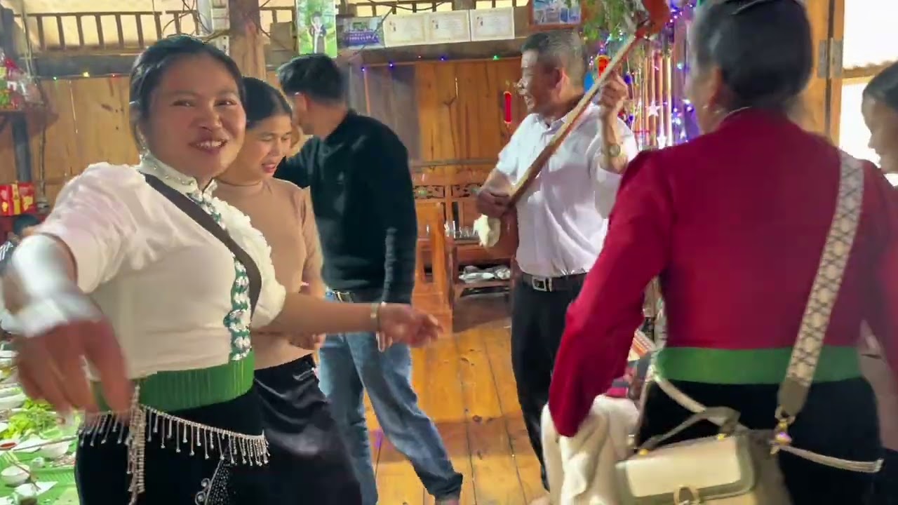 CÁC BÀ TRÊN NONG THĂNG ĐẾN THĂM MÚA 