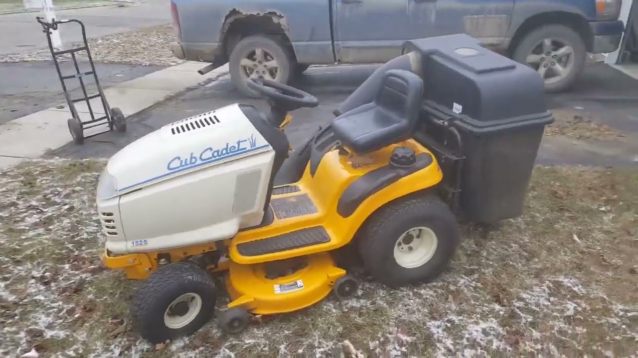 🚜 Cub Cadet 1525 Lawn Tractor &ndash; Efficient Lawn Care Machine