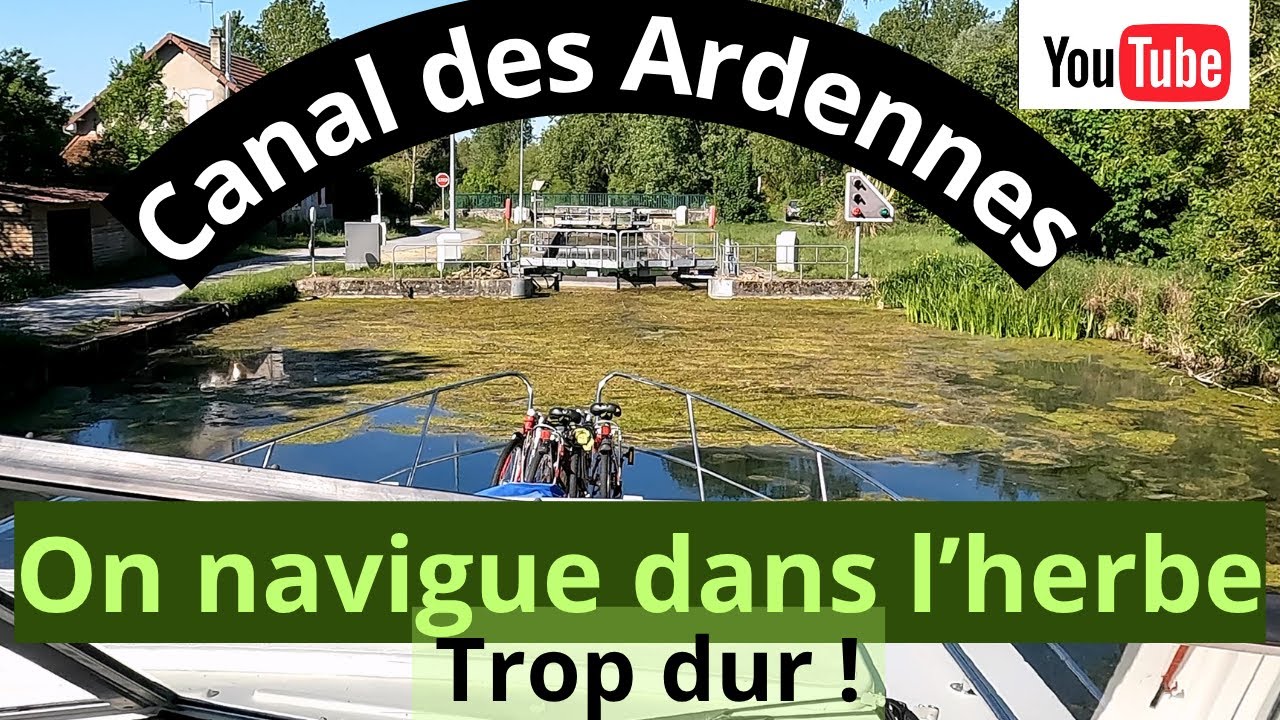 On navigue dans l'herbe sur le canal des Ardennes ! Pendant notre périple du Danemark à la Lorraine.