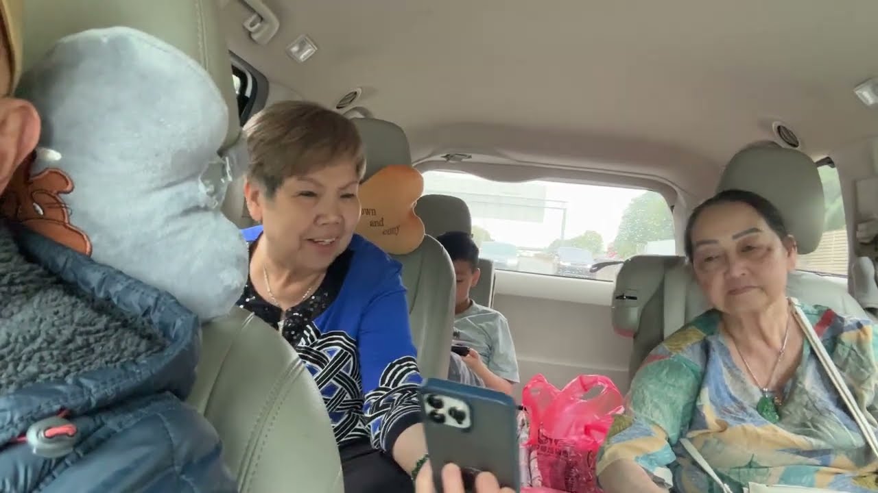 Mẹ Hai & Mẹ Ba mua thức ăn sáng
