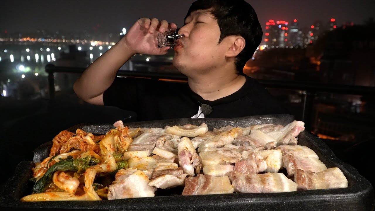 SAMGYEOPSAL (свиная грудинка на гриле) и SOJU на крыше - шоу еды Mukbang.