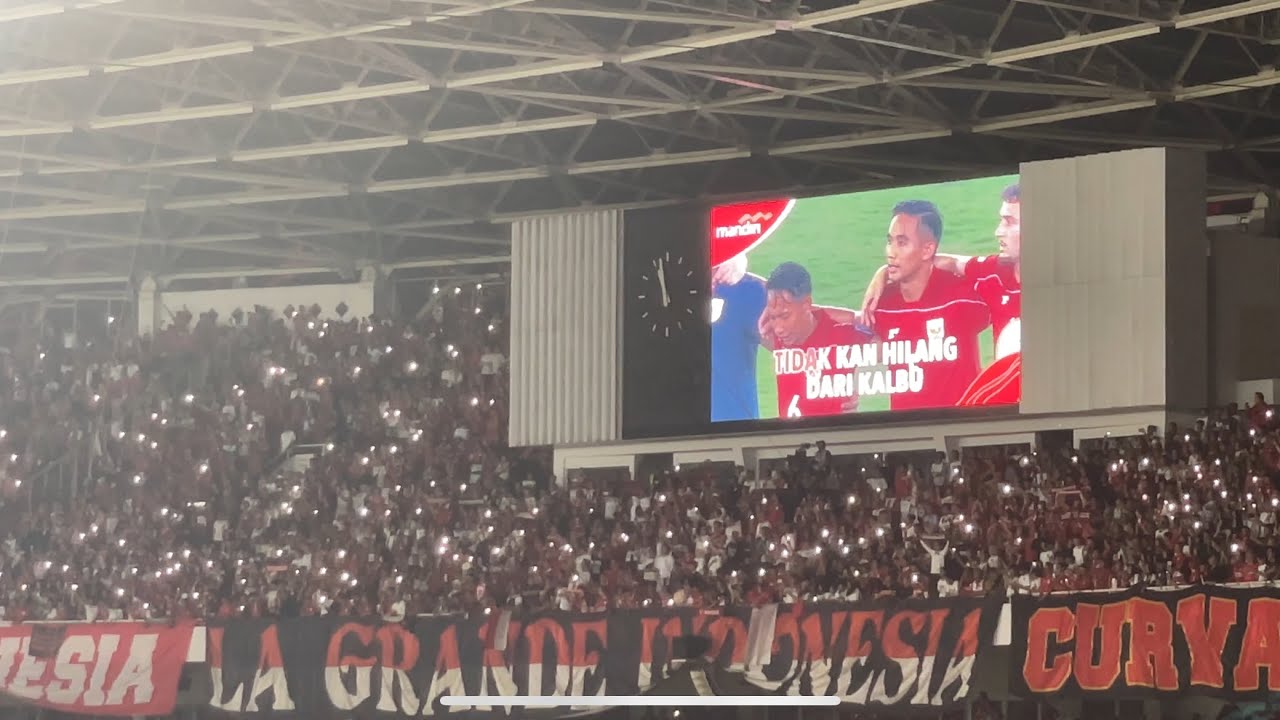 Momen Paling Menggetarkan di GBK: Tanah Airku Dinyanyikan 69 Ribu Suporter 🇮🇩❤️