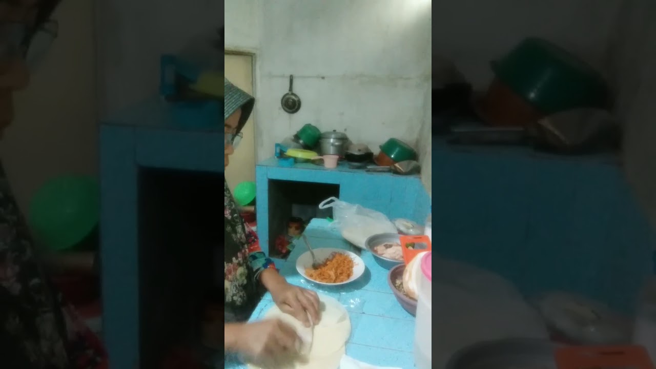 Persiapan buka puasa di kampung 