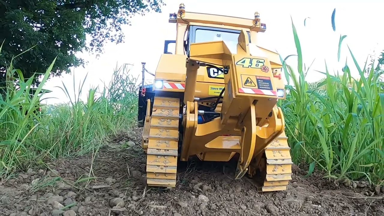 DXR2 Dozer baut neue Strasse
