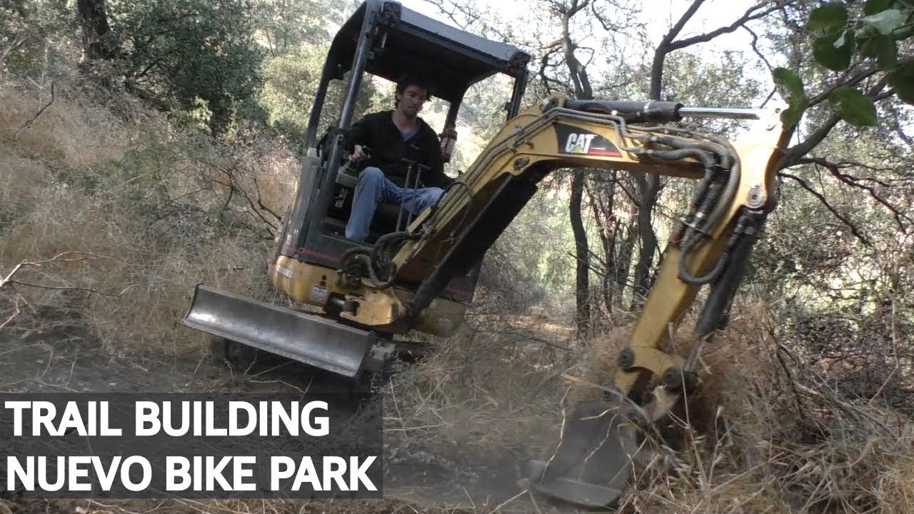 Construyendo un nuevo Bike Park con la Mini Excavadora! Mountain Bike Trail Building!