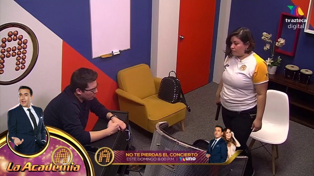 El profesor Romano habla con Mafer sobre la pelea con Dalú. | La Academia