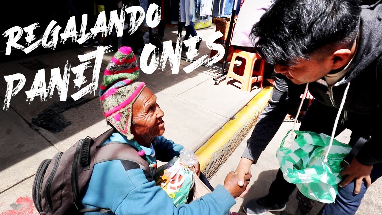 REGALANDO PANETONES a ABUELITOS de la CALLE