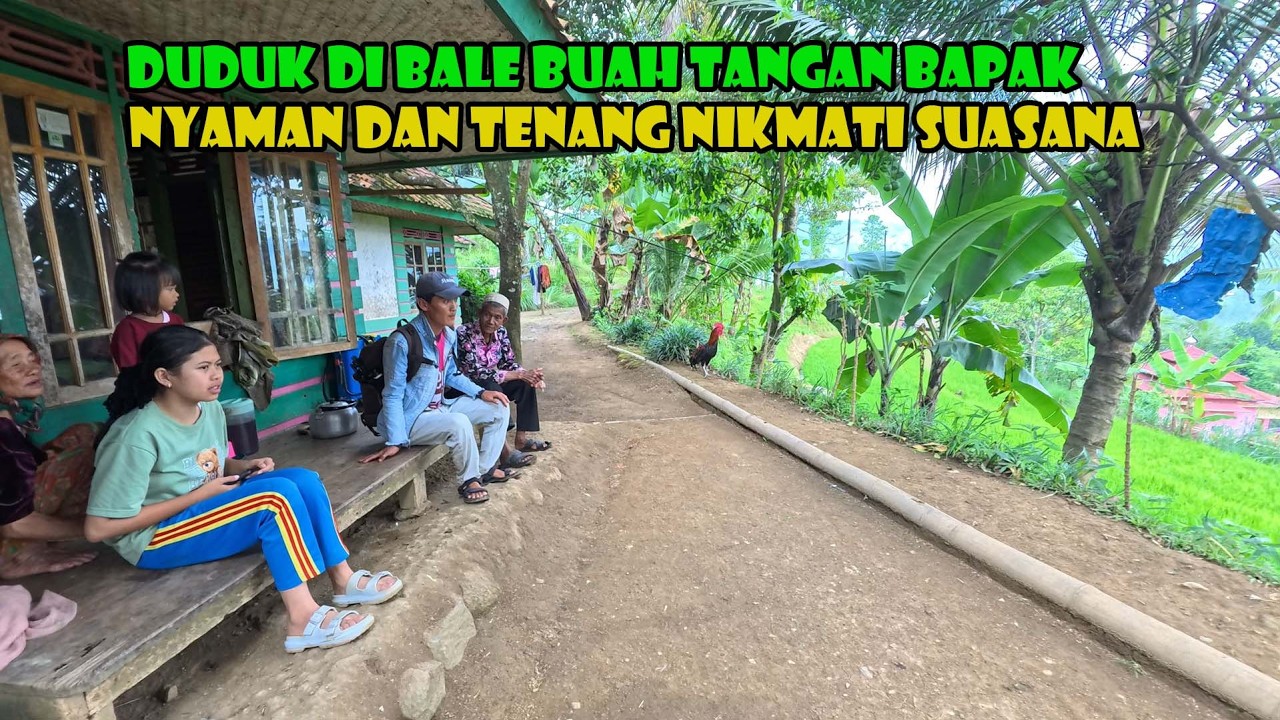 Nikmati Suasana Pedesaan Dengan Duduk Duduk Di Bale Sederhana