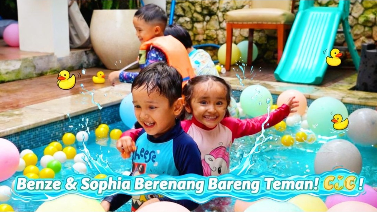 Benze & Sophia Berenang Bareng Teman | Seru-Seruan di Kolam Renang 🏊‍♂️