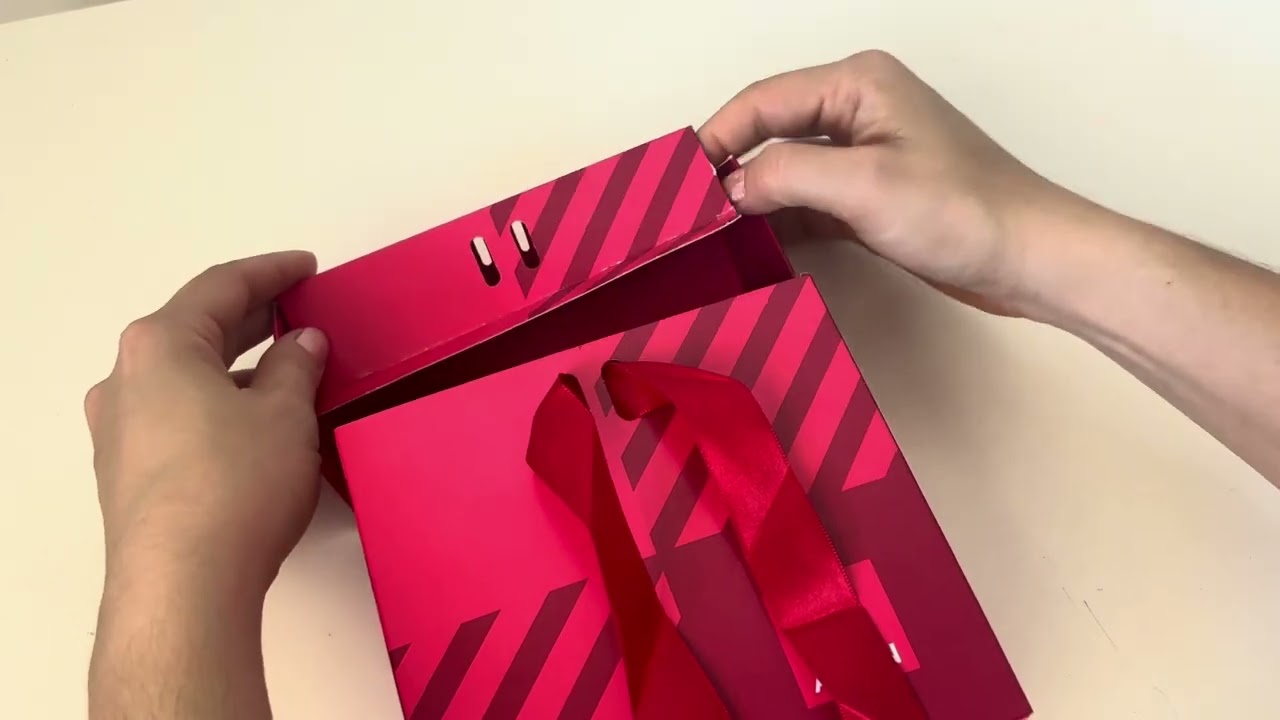 Mantando caixa Avon do kit Petit 
