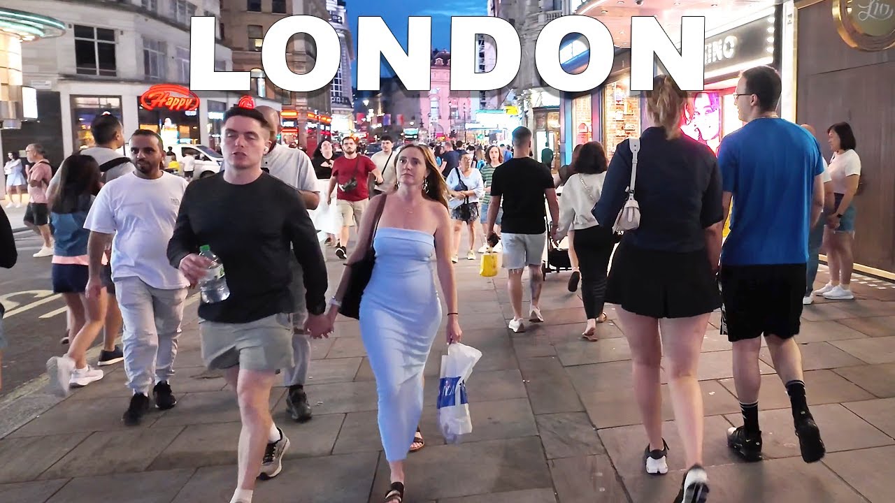 "Exploring Central London After Dark: A Mesmerising Night Walk Through the Heart of the City!"