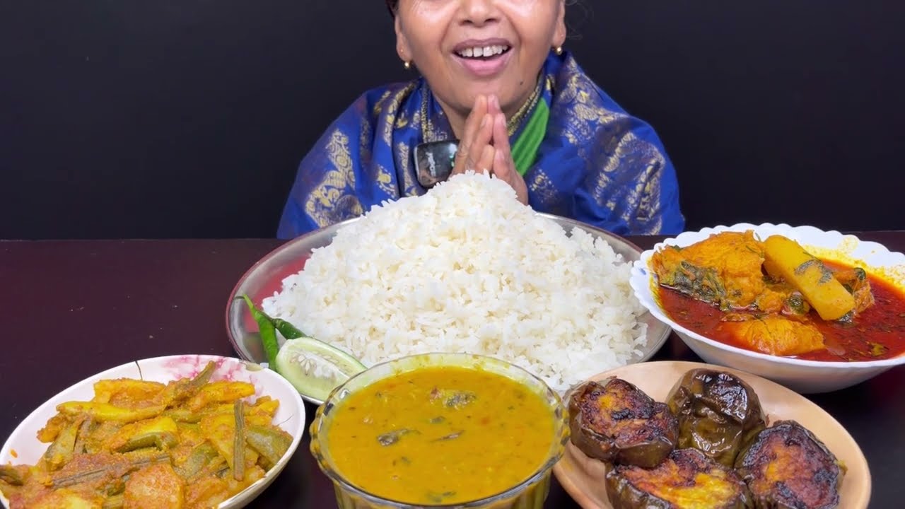 BIGBITES, EATING RICE WITH AAR FISH KALIA, SOJNE POSTO, DAL, BEGUN VAJA.