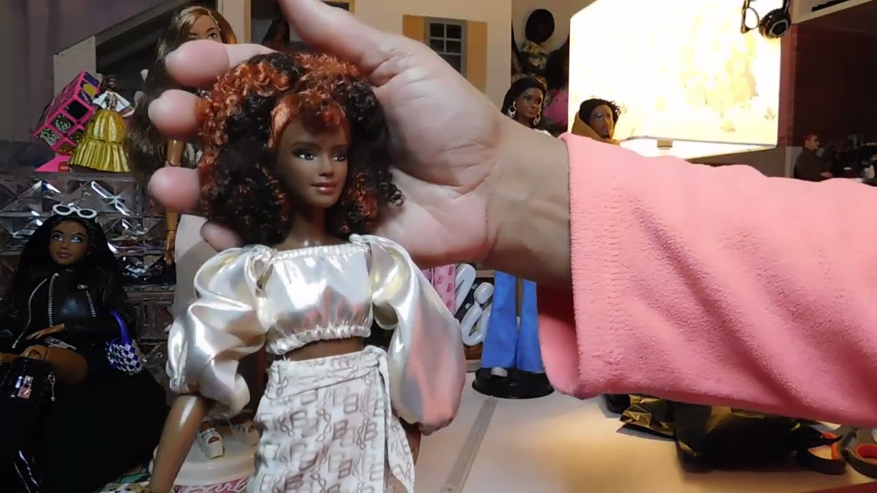 Unboxing & Review Of Barbie Signature, You Create Barbie Basics Neutral Kit 002