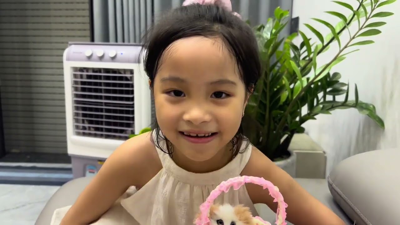 Diệu Anh nhận qu&agrave; cute từ anh trai