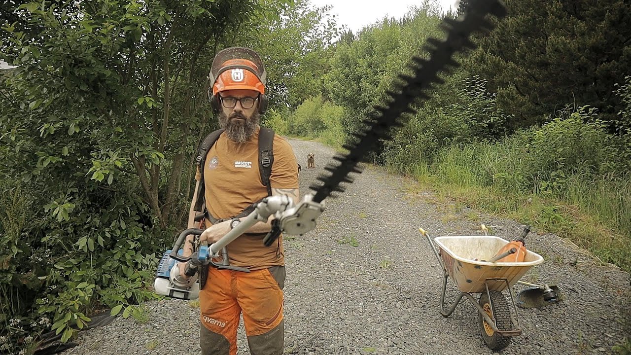 Hyundai 5 in 1 testing long reach hedge trimmer