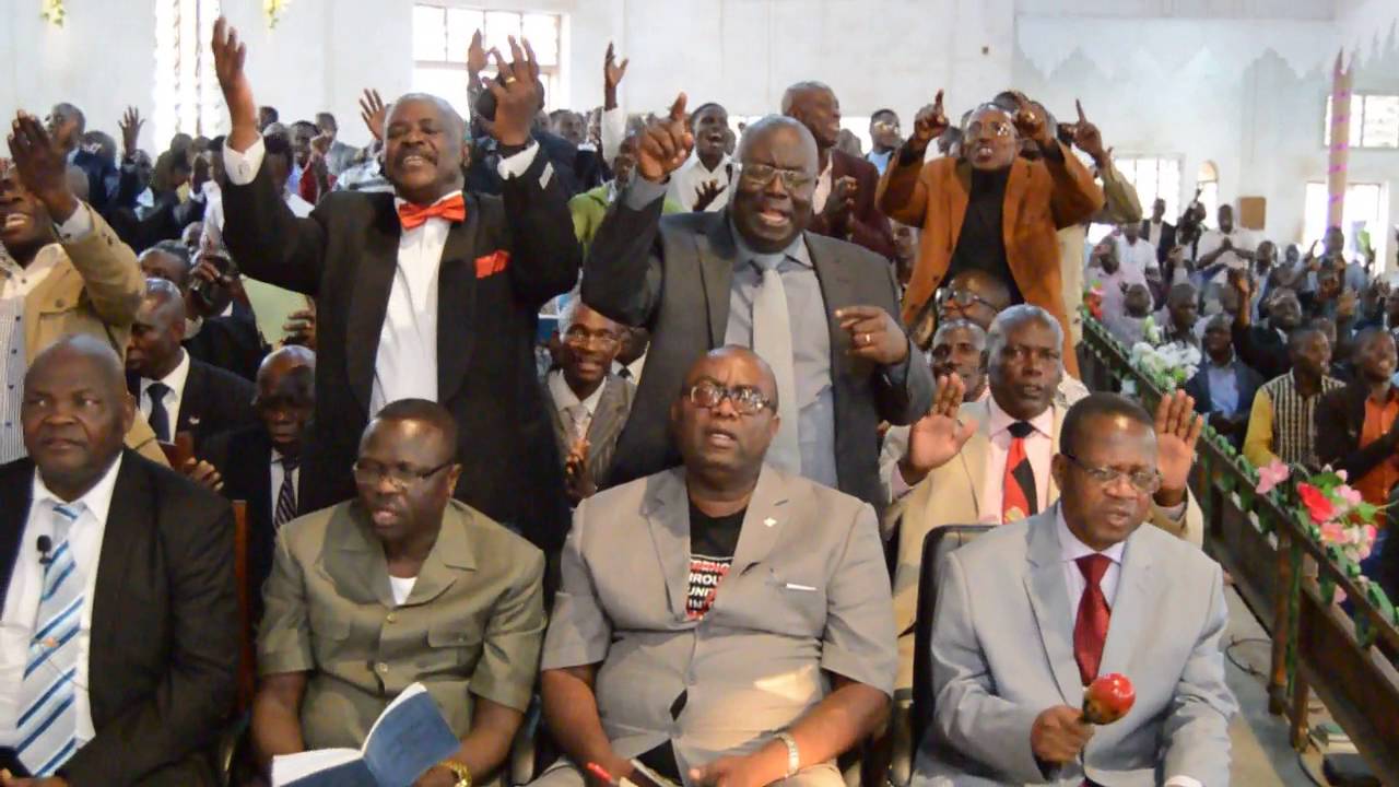 LES SAINTS DE LUBUMBASHI CHANTENT LORS DE LA FETE DES VAINQUEURS