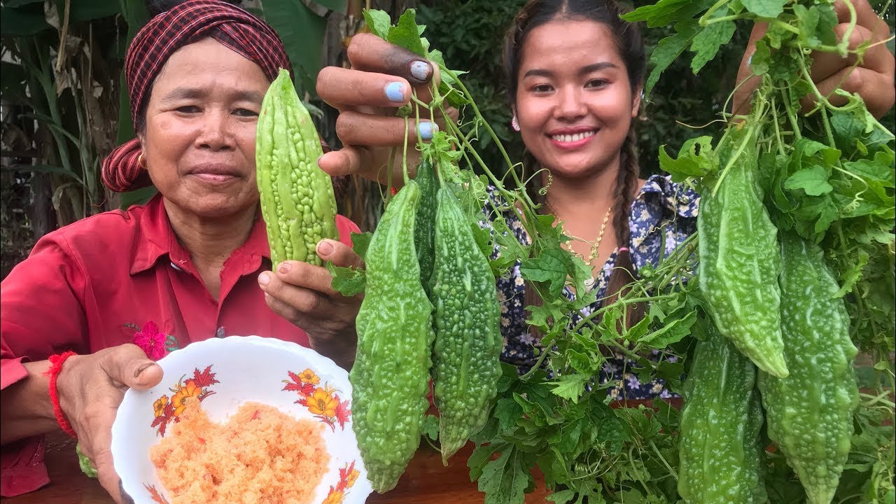 Eating bitter gourd (bitter melon) with chili salt with my aunt | SIS Cooking TV