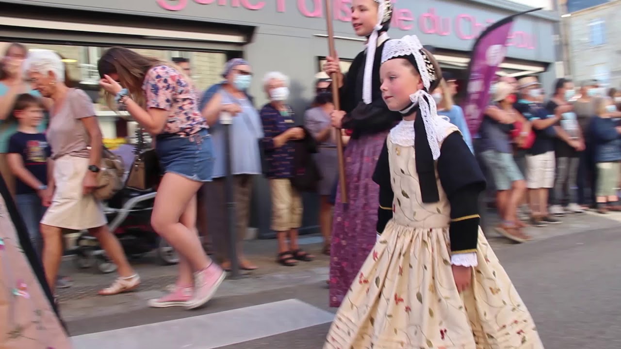 Pont-l'abbé en fête : le défilé