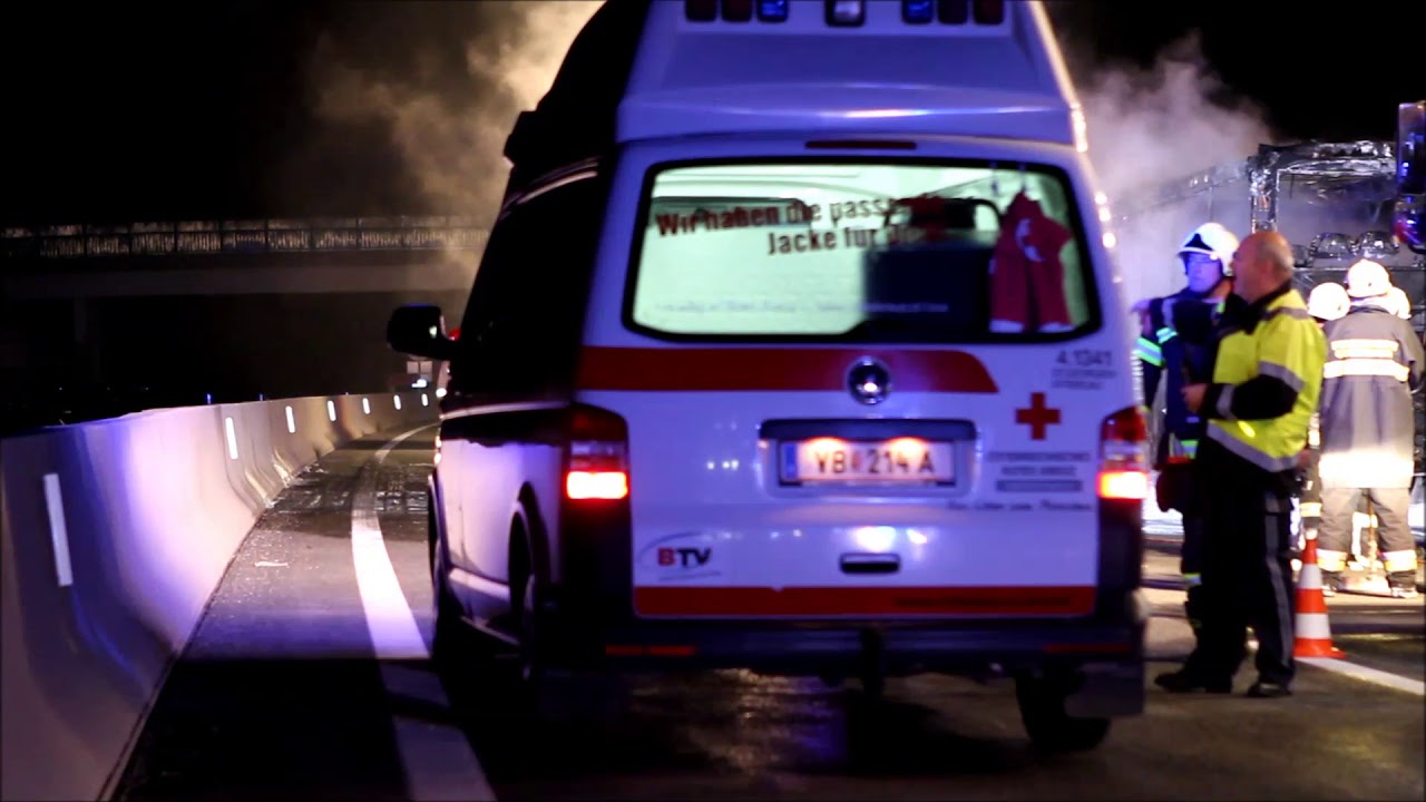 Bus auf A1 Westautobahn im Flammen