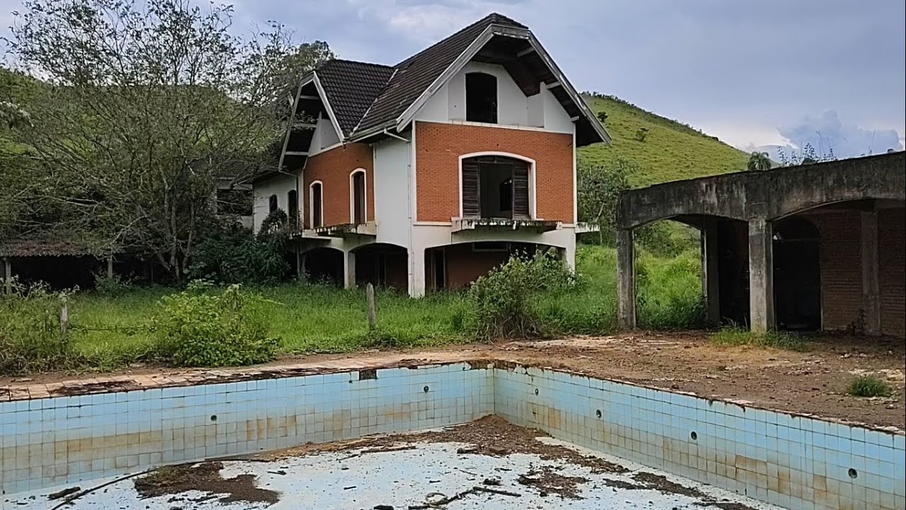 A INCRÍVEL E BELA MANSÃO ABANDONADA DE 3 ANDARES, COM LAREIRA E PISCINA